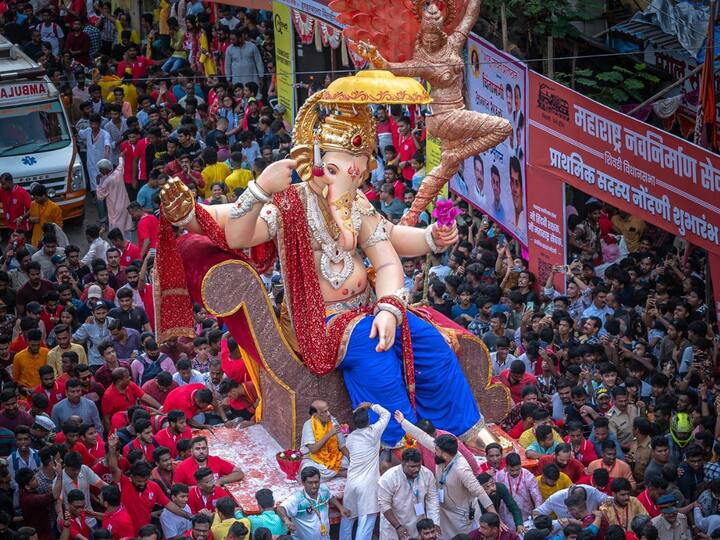 Ganesh Chaturthi 2022: The History Behind Massive Celebrations Of Ganesh Nimajjanam Ganesh Chaturthi 2022: వినాయక చవితి ఉత్సవాల వెనుక ఇంట్రెస్టింగ్ స్టోరీ, బాలగంగాధర్ తిలక్ గ్రేట్ ఐడియా