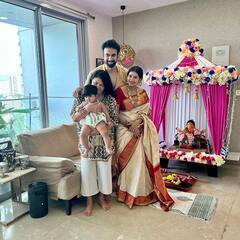 Rajeev Charu: সিঁথিতে সিঁদুর, লাল পাড় শাড়িতে গণেশ চতুর্থীতে রাজীবের পাশেই চারু