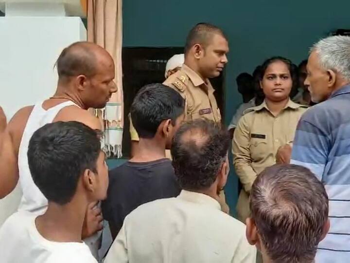 Gonda Uttar Pradesh Dead body of couple found in room at night police arrived suspected suicide ANN Gonda News: कमरे में पड़ा मिला पति-पत्नी का शव, आपस में हुई थी कहासुनी, परिजनों ने जताई ये आशंका