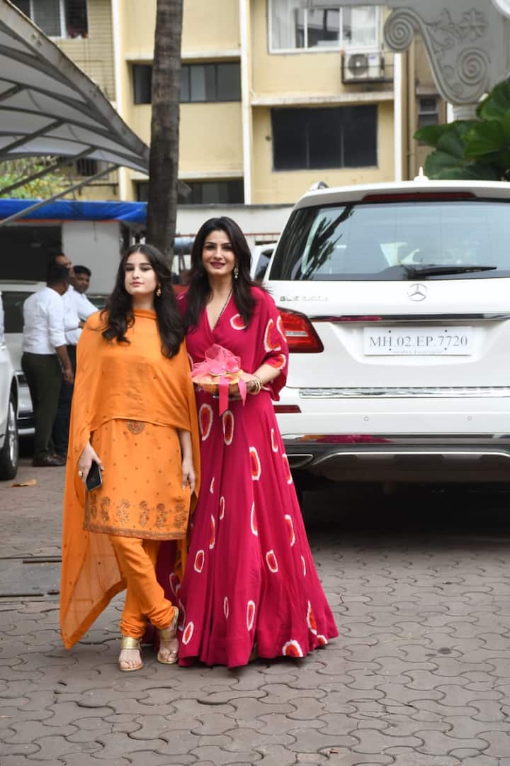 शिल्पा शेट्टी के घर रवीना टंडन पारंपरिक लिबास में गणपति बप्पा के दर्शन के लिए पहुंची थीं.