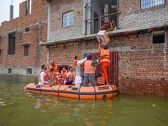 उत्तर प्रदेश के 1100 से ज्यादा गांव बाढ़ से प्रभावित, बलिया, वाराणसी, प्रयागराज में लाल निशान से ऊपर बह रहीं गंगा