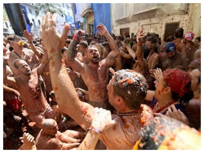 Spain: People Covered In Tomato Pulp Take Part In La Tomatina Festival  After Two-Year Gap | IN PICS