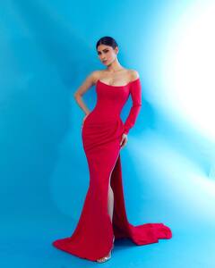 PHOTO | हॉट अन् बोल्ड, रेड ड्रेसमध्ये मौनी रॉयचा हटके लूक!