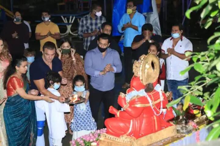 બોલિવૂડના ભાઈ સલમાન ખાન ગણપતિ બાપ્પાના ભક્ત છે. સલમાન દર વર્ષે બાપ્પાને પોતાના ઘરે ધામધૂમથી લઈને આવે છે. સુપરસ્ટારની નાની બહેન અર્પિતા ખાન શર્માના ઘરે પણ ગણેશ ચતુર્થી ધામધૂમથી ઉજવવામાં આવે છે.