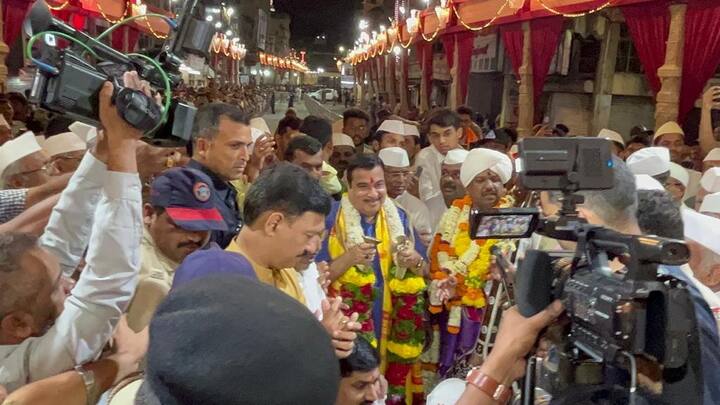 केंद्रीय रस्ते परिवहन व राज्यमार्ग मंत्री नितीन गडकरी यांनी गुरुवारी रात्री उशिरा श्रीमंत दगडूशेठ गणपतीचे दर्शन घेतले.