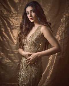 Aakanksha Singh Photos: బంగారంలా మెరిసిపోతున్న ఆకాంక్ష సింగ్