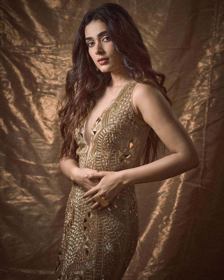 రీసెంట్ గా పరంపర వెబ్ సిరీస్ లో సీజన 2లో నటించిన ఆకాంక్ష సింగ్..మళ్లీ రావా సినిమాతో తెలుగు ప్రేక్షకులకు పరిచయమైంది