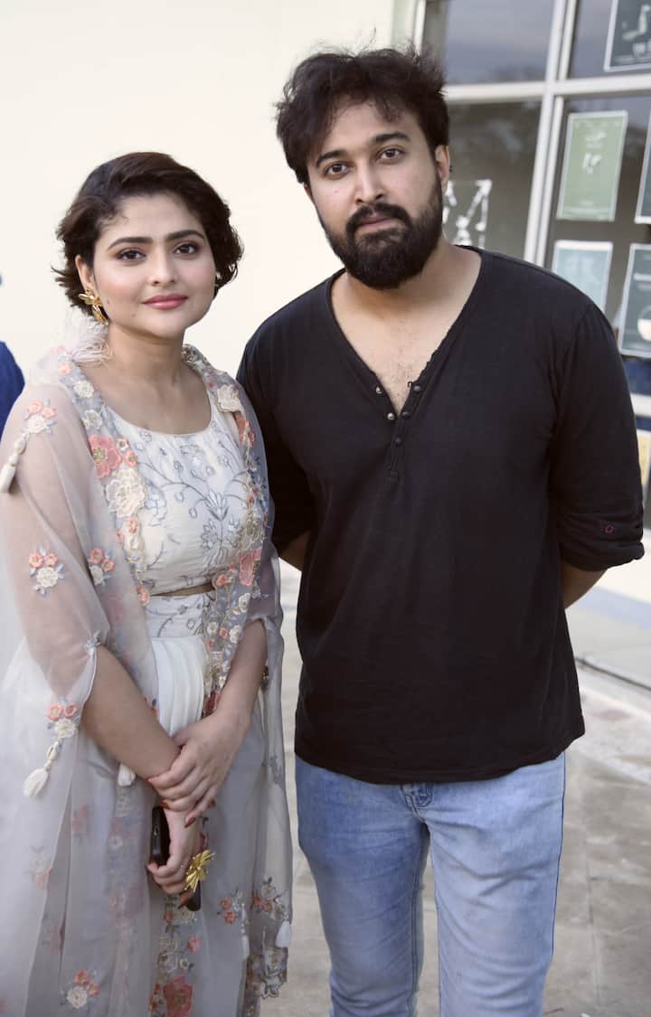 এই সিরিজে অভিনয়ে দেখা গিয়েছে, সব‍্যসাচী চৌধুরী, রজতাভ দত্ত, ঐন্দ্রিলা শর্মা, অম্লান মজুমদার, বিপ্লব বন্দ্যোপাধ্যায়, প্রীতম দাস, পূজা সরকার, শক্তি দে, মৌ ভট্টাচার্য ও সুমন্ত মুখোপাধ্যায়কে।