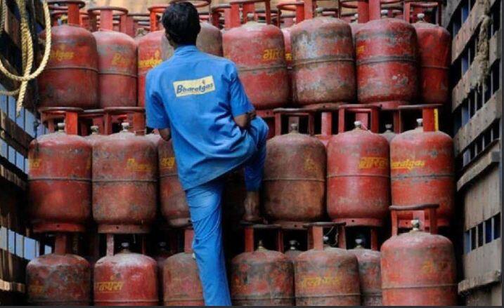 ਵਪਾਰਕ ਗੈਸ ਸਿਲੰਡਰ  (LPG Gas Cylinder Price) ਦੀ ਕੀਮਤ 1 ਸਤੰਬਰ ਤੋਂ 91.5 ਰੁਪਏ ਦੀ ਕਟੌਤੀ ਕੀਤੀ ਗਈ ਹੈ। ਹੁਣ ਦਿੱਲੀ 'ਚ ਇਸ ਦੀ ਕੀਮਤ 1885 ਰੁਪਏ 'ਤੇ ਆ ਗਈ ਹੈ। ਪਹਿਲਾਂ ਇਹ ਸਿਲੰਡਰ 1976.50 ਰੁਪਏ ਦਾ ਸੀ। ਇਹ ਲਗਾਤਾਰ ਪੰਜਵੀਂ ਵਾਰ ਹੈ ਜਦੋਂ ਕਮਰਸ਼ੀਅਲ ਸਿਲੰਡਰ ਦੀ ਕੀਮਤ ਘਟੀ ਹੈ। ਮਈ 'ਚ ਸਿਲੰਡਰ 2354 ਰੁਪਏ ਦੀ ਰਿਕਾਰਡ ਕੀਮਤ 'ਤੇ ਪਹੁੰਚ ਗਿਆ ਸੀ।