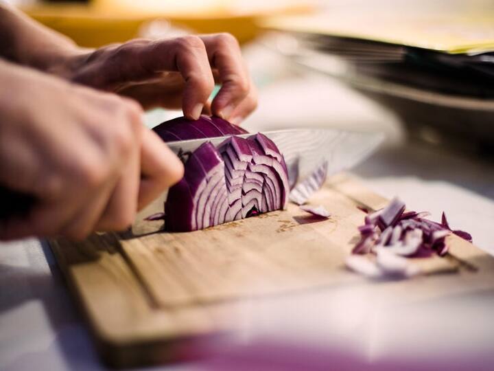 ਹਾਲਾਂਕਿ ਇਨ੍ਹਾਂ ਚੀਜ਼ਾਂ ਤੋਂ ਇਲਾਵਾ ਤੁਸੀਂ ਘਰ 'ਚ ਕਈ ਚੀਜ਼ਾਂ ਲਈ ਵੀ ਪਿਆਜ਼ ਦੀ ਵਰਤੋਂ ਕਰ ਸਕਦੇ ਹੋ।