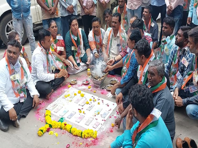 Bhavnagar News Congress protested against corruption in Bhavnagar Municipal Corporation BHAVNAGAR : ભષ્ટ્રાચારના વિરોધમાં કોંગ્રેસનો અનોખો યજ્ઞ, નકલી નોટો સાથે રાખી આહુતિ આપી