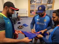 ટીમ ઈન્ડિયાના ડ્રેસિંગ રુમમાં પહોંચ્યા હોંગકોંગના ખેલાડી, વિરાટને આપી ખાસ ભેટ, જુઓ Video