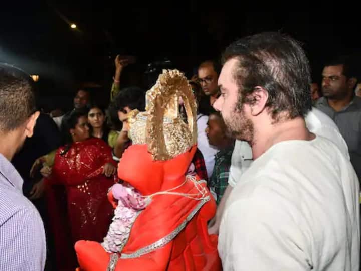 गेल्या दोन वर्षांपासून खान कुटुंबाने त्यांच्या बाप्पाची प्राणप्रतिष्ठा मुलगी अर्पिता खान शर्मा हिच्या घरी केली आहे