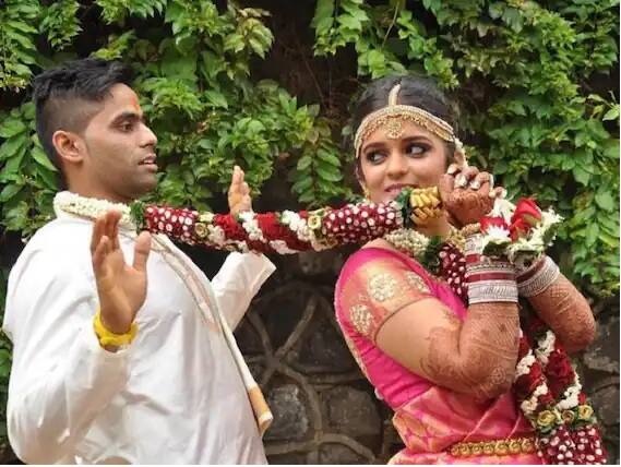 સૂર્યા અને દેવીશાના લગ્ન દક્ષિણ ભારતીય રીતિ-રિવાજ પ્રમાણે થયા હતા. લગ્નના દિવસની તસવીરો જોશો તો ખબર પડશે કે આ કપલ તેમના લગ્નને લઈને કેટલું ઉત્સાહિત હતું.