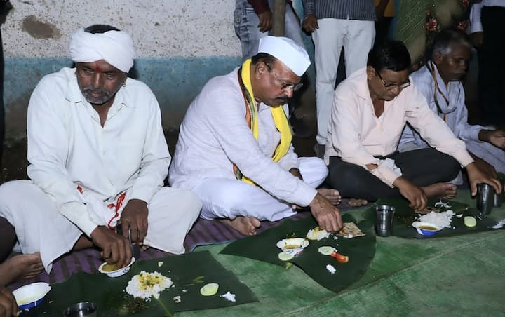 रात्रीचे जेवण सुद्धा कृषीमंत्री सत्तार यांनी शेतकऱ्यांच्या घरीच केले.