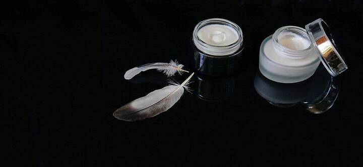 তৈলাক্ত ত্বকের জন্য সানস্ক্রিন লোশন তৈরি করতে অর্ধেক কাপ অ্যালোভেরা জেল, অর্ধেক কাপ নারকেল তেল, ২ থেকে ৪ চামচ জিঙ্ক অক্সাইড পাউডার, এক কাপ শিয়া বাটার, ৩০ ফোঁটা ওয়ালনাট অয়েল লাগবে।