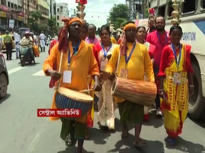 ঢাকের পাশাপাশি ধামসা-মাদলের সুরও শোনা যাচ্ছে শহরে।