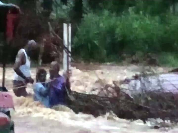 Dindigul: The public praised the police department for risking their lives to rescue the 6 people from the flooded car TNN வெள்ளத்தில் சிக்கிய கார்.... உயிரை பணயம் வைத்து 6 பேரை மீட்ட போலீசாருக்கு பொதுமக்கள் பாராட்டு...!