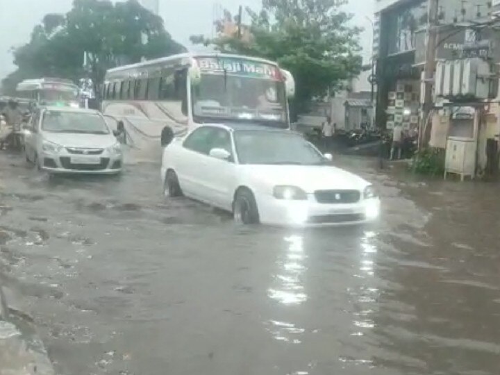 கோவையில் கனமழையால் சாலைகளில் தேங்கிய வெள்ள நீர்; வாகன ஓட்டிகள் அவதி