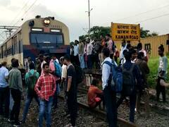 रेल्वे स्थानकात स्टेशन मास्तरला धक्कबुकी, रेल रोको करणाऱ्या जमावावर गुन्हे दाखल