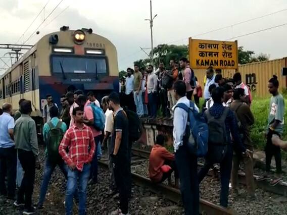 रेल्वे स्थानकात स्टेशन मास्तरला धक्कबुकी, रेल रोको करणाऱ्या जमावावर गुन्हे दाखल रेल्वे स्थानकात स्टेशन मास्तरला धक्कबुकी, रेल रोको करणाऱ्या जमावावर गुन्हे दाखल