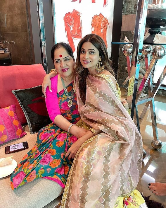 Ganesh Chaturthi 2022: शमिता शेट्टी येलो शरारे में लगीं बेहद खूबसूरत, बहन शिल्पा के साथ शेयर की ये खास तस्वीर