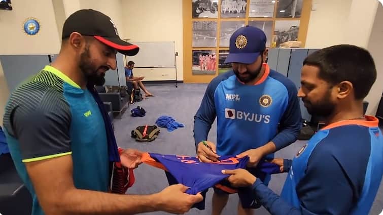 Asia Cup 2022: Virat Kohli, Rohit Sharma pose for pictures as Hong Kong team visits Indian dressing room Asia Cup 2022: প্রতিপক্ষ যখন ভক্ত! ম্যাচ হেরে ভারতের ড্রেসিংরুমে হং কং ক্রিকেটারেরা
