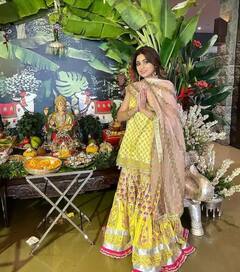 Ganesh Chaturthi 2022: ਪੀਲੇ ਰੰਗ ਦੇ ਸ਼ਰਾਰੇ 'ਚ ਬੇਹੱਦ ਖੂਬਸੂਰਤ ਨਜ਼ਰ ਆਈ ਸ਼ਮਿਤਾ ਸ਼ੈੱਟੀ, ਭੈਣ ਸ਼ਿਲਪਾ ਨਾਲ ਸ਼ੇਅਰ ਕੀਤੀ ਇਹ ਖ਼ਾਸ ਤਸਵੀਰ