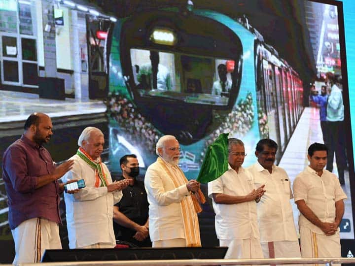PM modi In Kochi laid foundation stone of Metro Rail Phase 2 Corridor and big projects tell about railway PM Modi In Kerala: पीएम मोदी ने किया कोच्चि मेट्रो का उद्घाटन, बोले- भारतीय रेल को पूरी तरह से ट्रांसफॉर्म कर रहे हैं