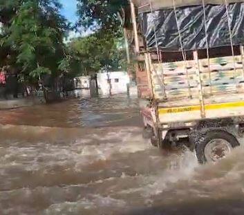 शिर्डीत अनेक दुकानात शिरलं पावसाचं पाणी