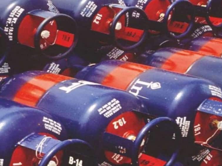 LPG rate:Commercial LPG Cylinder Price reduced by 96 rs on first day of September LPG rate: அதிரடியாக குறைந்த வணிக சிலிண்டர் விலை... எவ்வளவு தெரியுமா?