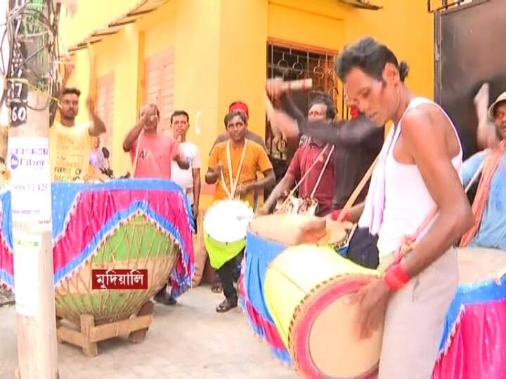 মুদিয়ালি ক্লাবে সকাল থেকেই চলছে ঢাক-মাদল-ধামসা। গমগম করছে গোটা এলাকা। পুজোর একমাস বাকি থাকতেই শহরজুড়ে এমন আমেজে খুশির হাওয়া।