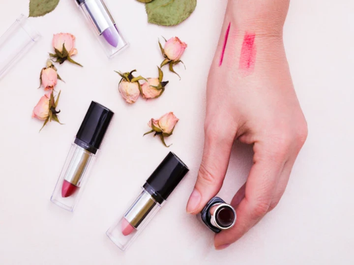 Makeup Tips: सूख गई है लिपस्टिक तो ये आसान से ट्रिक्स आएंगे काम, आज ही करें फॉलो