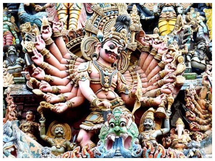 इस मंदिर में हर साल अप्रैल माह में एक त्योहार मनाया जाता है, जो पूरे भारतवर्ष में फेमस है. इस त्योहार को मिनाक्षी थिरूकल्याणम कहा जाता है. इस दौरान मंदिर में काफी भीड़ देखने को मिलती है.