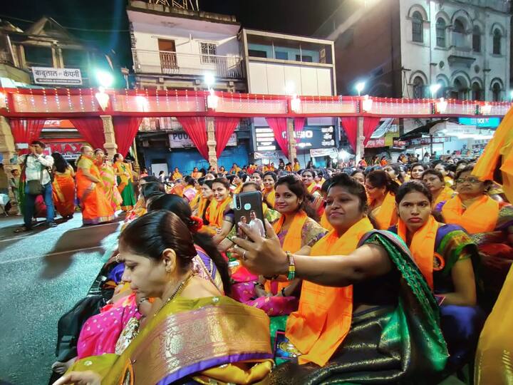 आलेल्या महिलांनी सेल्फीचा घेत हा मंगलमय क्षण टिपला.