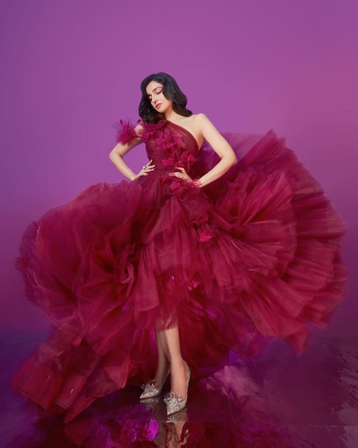 दिव्या खोसला कुमार (Divya Khosla Kumar) टी-सीरिज़ कंपनी का मालकिन और मशहूर बॉलीवुड एक्ट्रेस हैं. दिव्या खोसला कुमार (Divya Khosla Kumar) की खूबसूरती, स्टाइल और उनकी क्यूटनेस के लाखों कायल हैं.