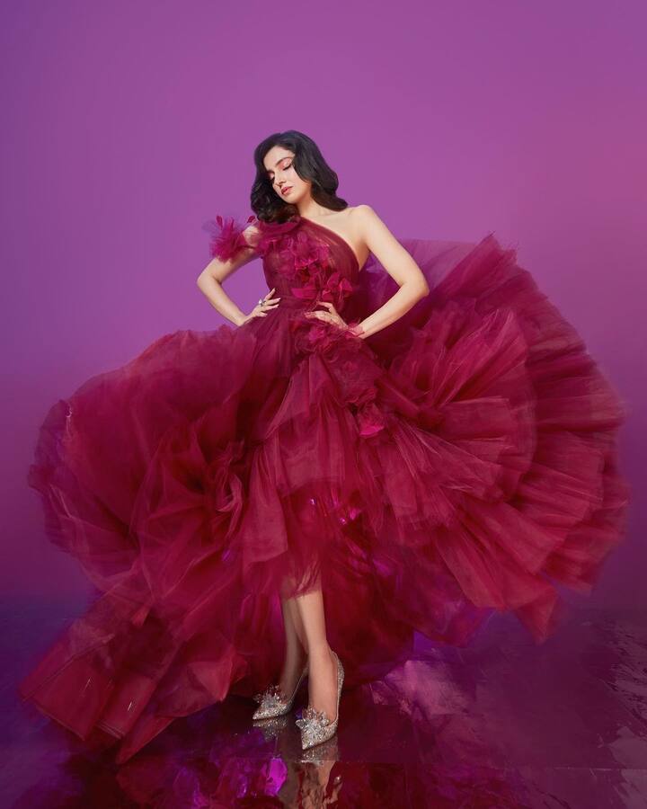 लूक पूर्ण करण्यासाठी तिने हलका मेकअप केला आहे आणि तिने मॅचिंग हाय हिल्स कॅरी केली आहे.(फोटो सौजन्य :divyakhoslakumar/इंस्टाग्राम)