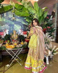 Ganesh Chaturthi 2022: શમીતા શેટ્ટીનો યેલો શરારેમાં બેહદ ગોર્જિયશ લૂક,બહેન શિલ્પા સાથે શેર કરી આ તસવીરો