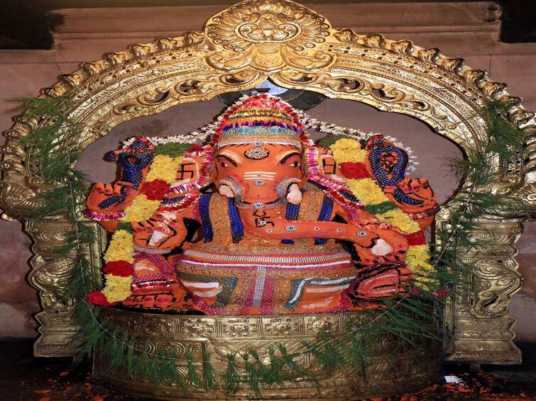 Thanjavur Periyakoil Maratha era Vinayakar statue decorated with 10 kilo sandalwood தஞ்சாவூர் பெரியகோயில் மராட்டிய கால விநாயகருக்கு 10 கிலோ சந்தனக்காப்பு அலங்காரம்