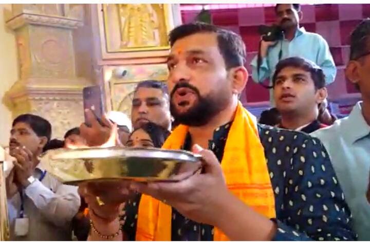 यावेळी लाडक्या बाप्पाची आरतीही केली.