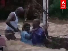 Police Rescue : வெள்ளத்தில் இழுத்துச்செல்லப்பட்ட கார்.. ட்ராக்டர் வைத்து காப்பாற்றிய காவல் அதிகாரி