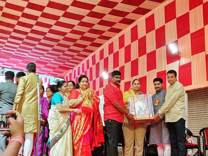 प्रख्यात गायिका अनुराधा पौडवाल यांच्या आवाजात गणपतीची मराठी आणि हिंदी आरती करण्यात आल्या.