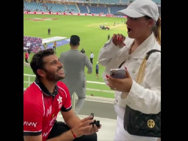 Hong Kong Batter Kinchit Shah Propose girlfriend at Dubai stadium after IND vs HK Match Asia Cup 2022 Watch: हॉन्ग कॉन्ग के इस खिलाड़ी ने जीत लिया दिल, दुबई स्टेडियम में घुटनों के बल बैठकर गर्लफ्रेंड को किया प्रपोज