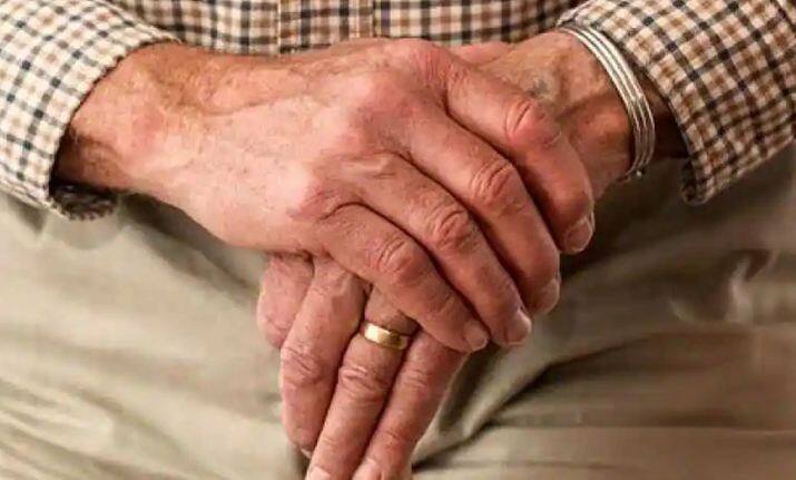 ਅੱਜ ਤੋ ਭਾਵ 1 ਸਤੰਬਰ ਤੋਂ ਰਾਸ਼ਟਰੀ ਪੈਨਸ਼ਨ ਯੋਜਨਾ ਵਿੱਚ ਖਾਤਾ ਖੋਲ੍ਹਣ 'ਤੇ ਪੁਆਇੰਟ ਆਫ ਪ੍ਰੇਜ਼ੈਂਸ ਨੂੰ ਕਮਿਸ਼ਨ ਦਿੱਤਾ ਜਾਵੇਗਾ। ਦੱਸ ਦੇਈਏ ਕਿ ਐਨਪੀਐਸ ਵਿੱਚ ਨਿਵੇਸ਼ਕਾਂ ਨੂੰ ਸਿਰਫ਼ PoP ਰਾਹੀਂ ਹੀ ਰਜਿਸਟ੍ਰੇਸ਼ਨ ਅਤੇ ਹੋਰ ਸਹੂਲਤਾਂ ਉਪਲਬਧ ਕਰਵਾਈਆਂ ਜਾਂਦੀਆਂ ਹਨ। ਅੱਜ ਤੋਂ ਪੀਓਪੀ ਨੂੰ 10 ਰੁਪਏ ਤੋਂ ਲੈ ਕੇ 15 ਹਜ਼ਾਰ ਰੁਪਏ ਤੱਕ ਦਾ ਕਮਿਸ਼ਨ ਦਿੱਤਾ ਜਾਵੇਗਾ।