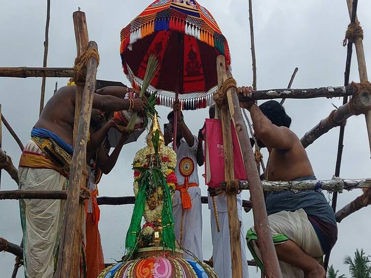 thiruvarur near perumangalam yoga narashimmar temple kumbhabhishekam  festivel கொட்டும் மழையில் யோக நரசிம்மர் ஆலய குடமுழுக்கு விழா.....குடை பிடித்தபடி பக்தர்கள் சாமி தரிசனம்..!