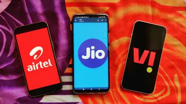 best prepaid internet plans under rs 200 with jio, airtel, vodafone Internet Plans: આ છે 200થી ઓછાના ધાકડ રિચાર્જ પ્લાન, મહિના સુધી દરરોજ 2GB ડેટા, ફ્રી કૉલ્સ, અને આ બેનિફિટ્સ