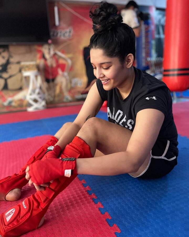 బరితికా సింగ్ జిమ్ ఫోటోలు -Image Credit: Rithika Singh/Instagram