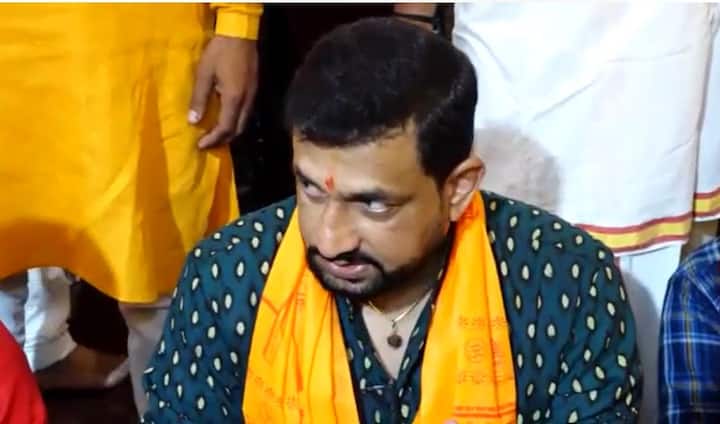 प्रसिद्ध अभिनेते प्रसाद ओक यांनी पत्नीसह दगडूशेठ गणपतीचं दर्शन घेतले.