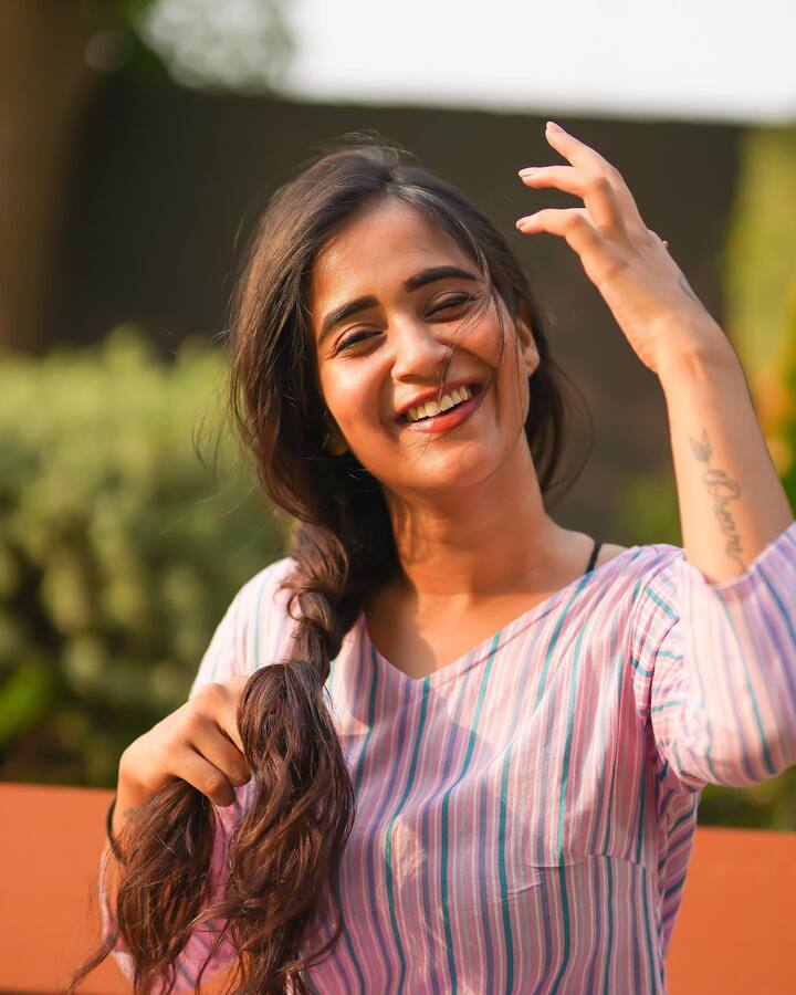 చాలా కాలం పాటు షణ్ముఖ్ జస్వంత్ తో డేటింగ్ చేసిన ఆమె రీసెంట్ గా బ్రేకప్ చెప్పేసింది. Image Credit: Deepthi Sunaina/ Instagram