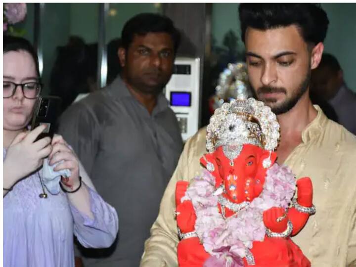 यावेळी सलमानच्या कुटुंबीयांसह मित्र परिवाराची उपस्थिती पाहायला मिळाली होती.